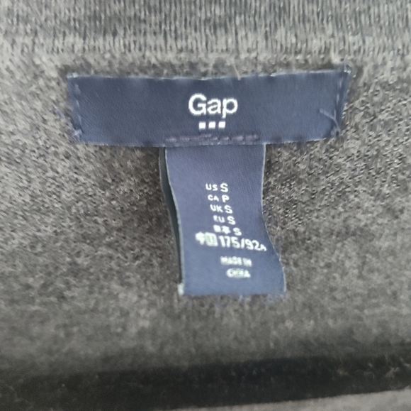 100% Cotton GAP Cardigan! Hip length… Excellent Condition! Size s/p-3 - Picture 2 of 3